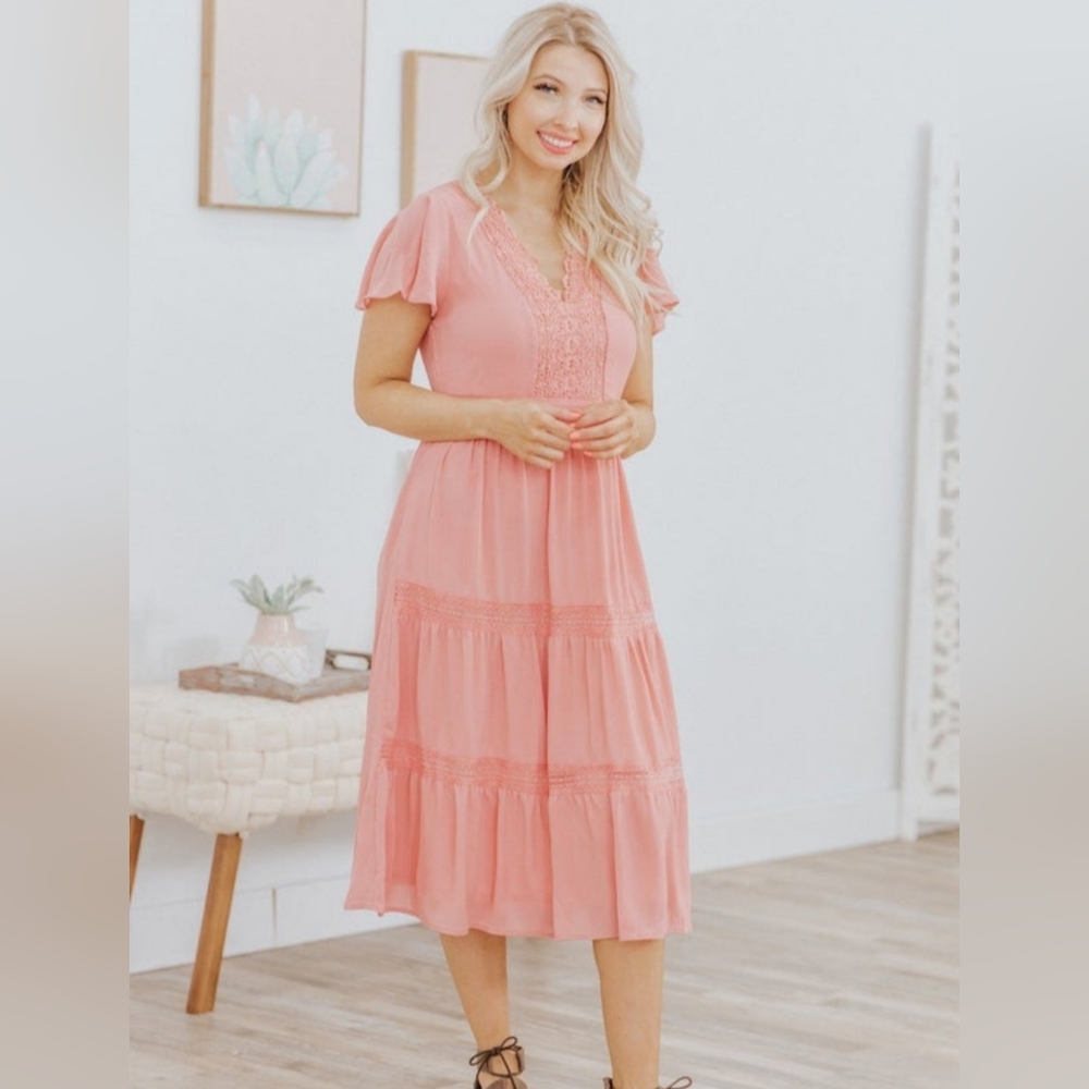 Lace trim ruffle tiered dress in Peach - L